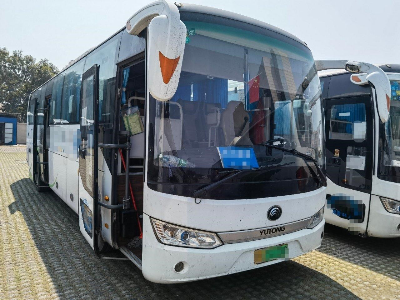 Yutong Used Steel Chassis Bus Left Steering Used Coach Bus Used Tour Bus 
