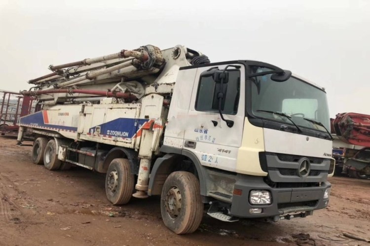 Used BENZ-ZOOMLION Concrete pump Truck with 52m pump